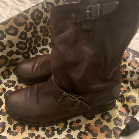 FRYE BURGUNDY BROWN BOOTS. - Picture 4 of 6
